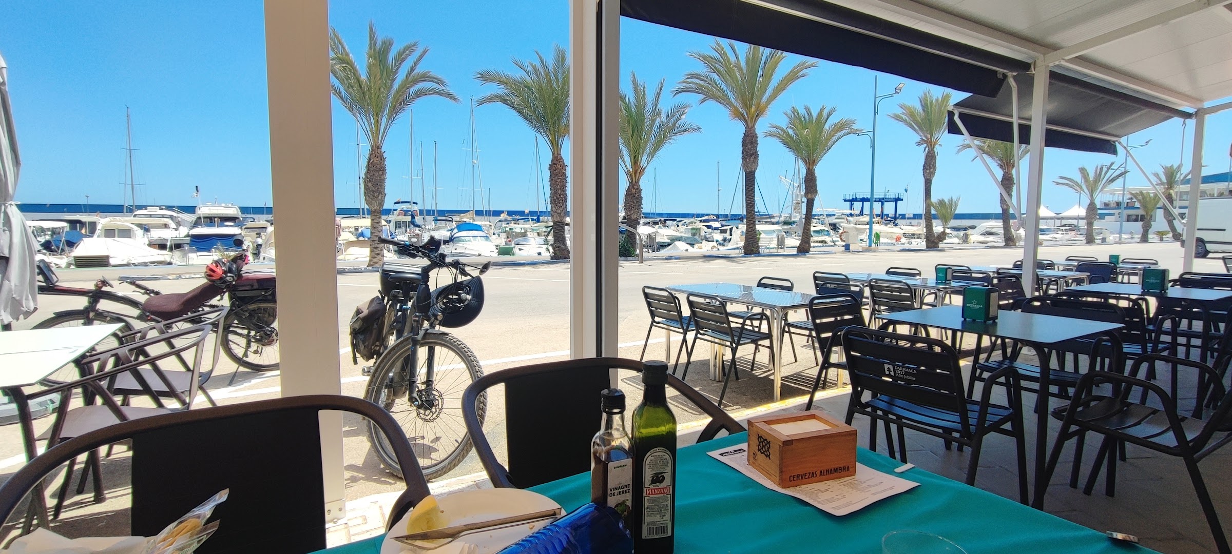 Terraza de La Marinera con vistas al puerto deportivo de Puerto de Mazarrón