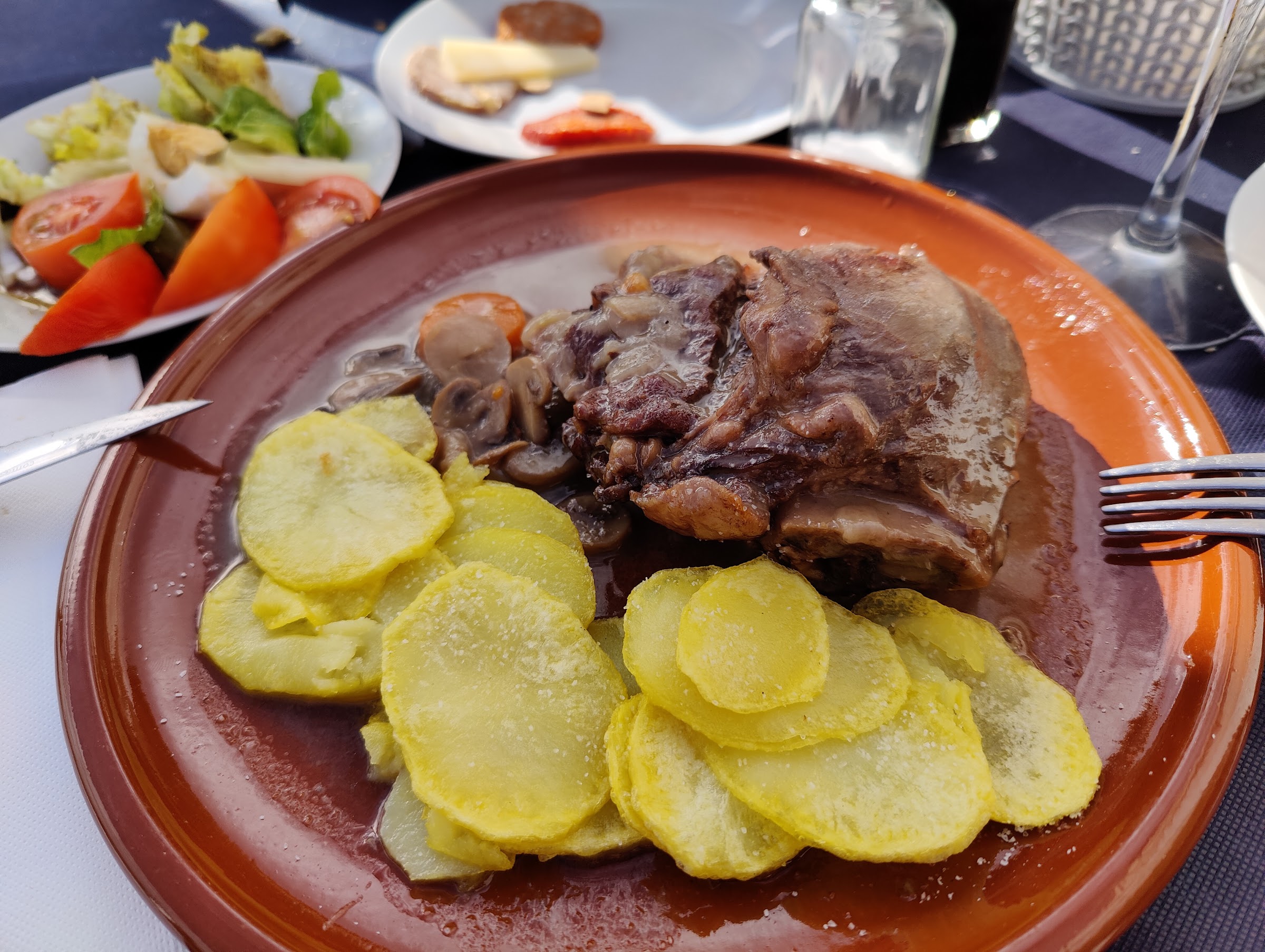 Carne en salsa con patatas panadera