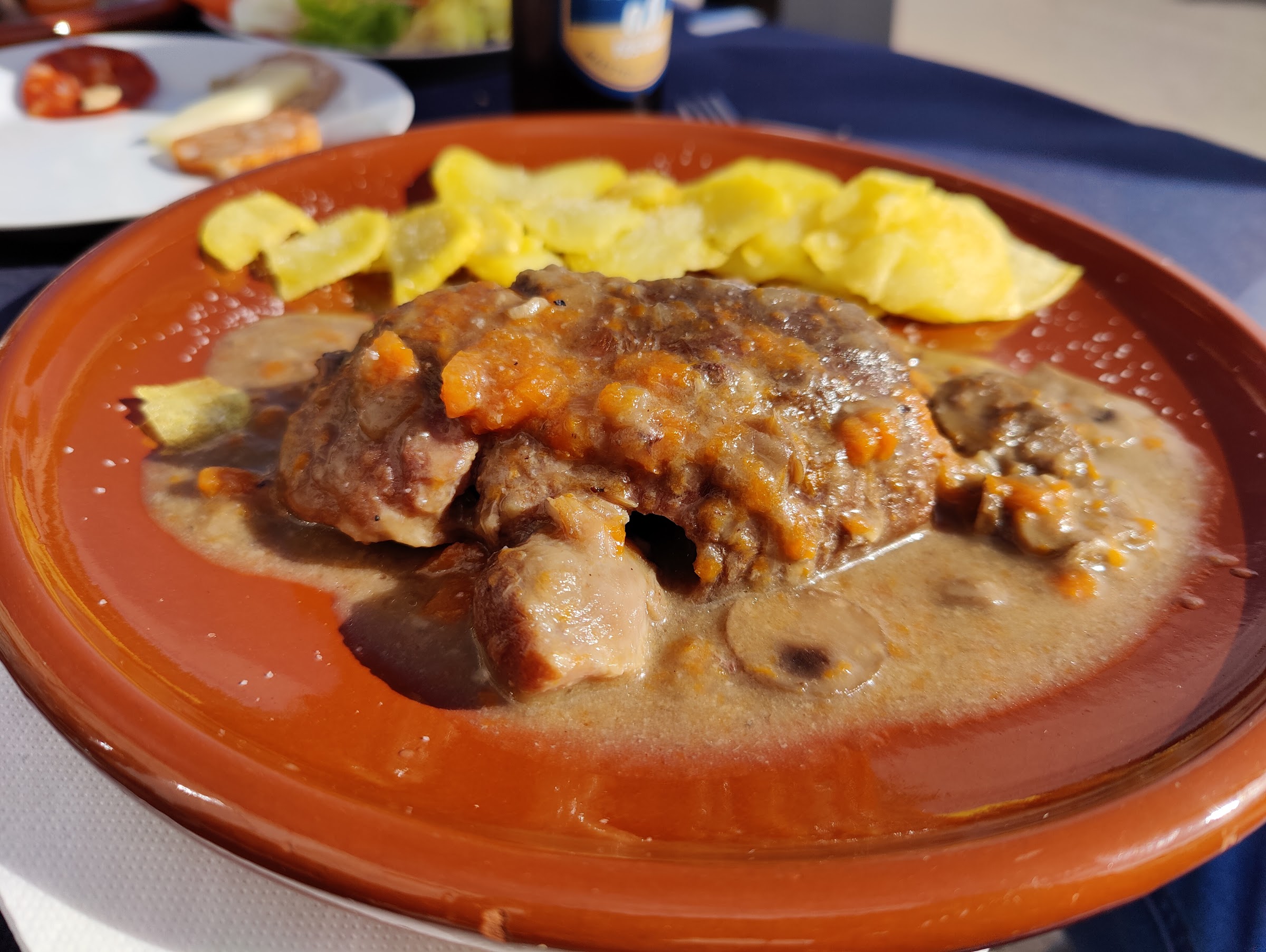 Carrillada en salsa con patatas