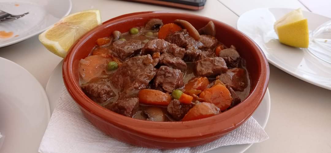 Guiso marinero en cazuela de barro