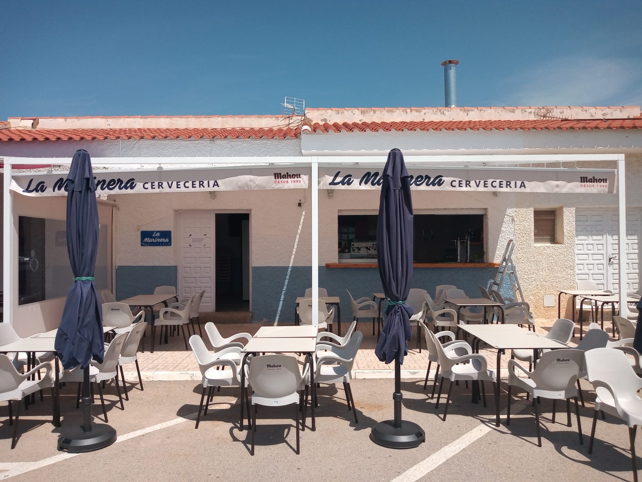 Fachada de la cervecería La Marinera en Puerto de Mazarrón